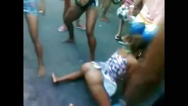Khan virgen con mirada severa, tratando de madres divorciadas follando rasgar su himen con los dedos en el aire