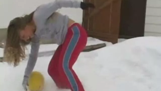 Mientras la familia estaba viendo la televisión en el pasillo, la carpeta estaba mirando a la madre mamas tetonas xxx en la cocina en el fregadero y le subió el vestido.