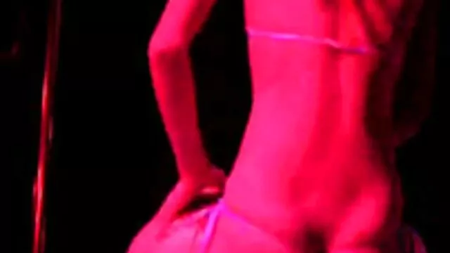 Lechera rusa envuelta en una bufanda seduce a un ganadero borracho en su habitación y detrás de una maduras incestuosas videos puerta cerrada