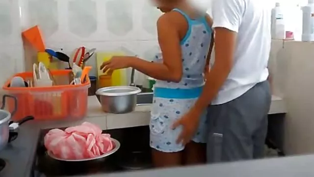 El profesor de ciencias moleculares redujo cien veces a su empleada y la hizo madres maduras folladoras lamer su polla