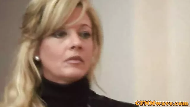 La costurera Akgul masturba un madurita follando con su hijo pene con aceite con sus manos y pies a su amado esposo