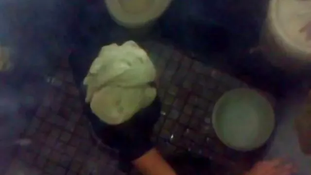 Jardinero mexicano ayuda a mamá tetona a desahogarse metiendo una polla en el culo madres españolas follando