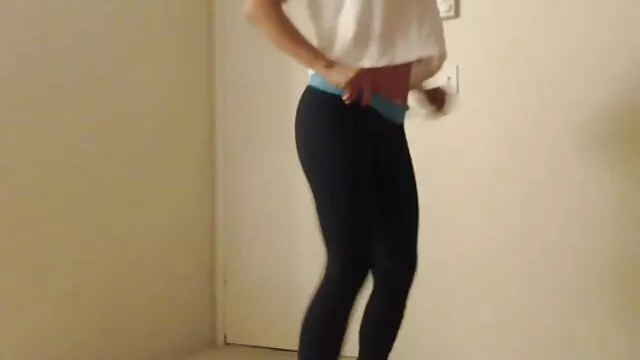 Amateur borracho no afeitado con resaca alivia el señora mayor follando estrés matutino con una mamada de un vecino