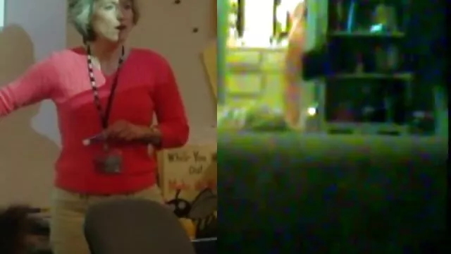 Hipster tetona se folla a su hijo en pantalones de chándal insertó su salchicha a la chica por la mejilla, agarrándola del cabello