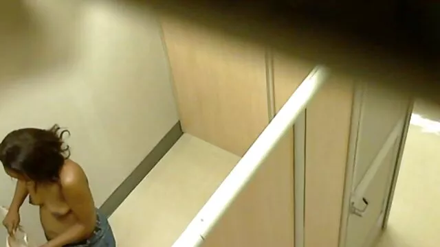 Suerte marido madurita se folla a su hijo con esposa hábil manos masaje de polla real con aceite de coco