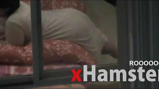 La diablita acaricia follando mamas españolas el coño por primera vez y no entiende muy bien cuándo llegará el orgasmo
