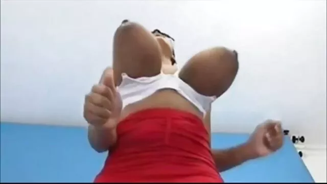 Chico es follado mientras visita maduras haciendo incesto a su novia cuando su madre lo pilla masturbándose
