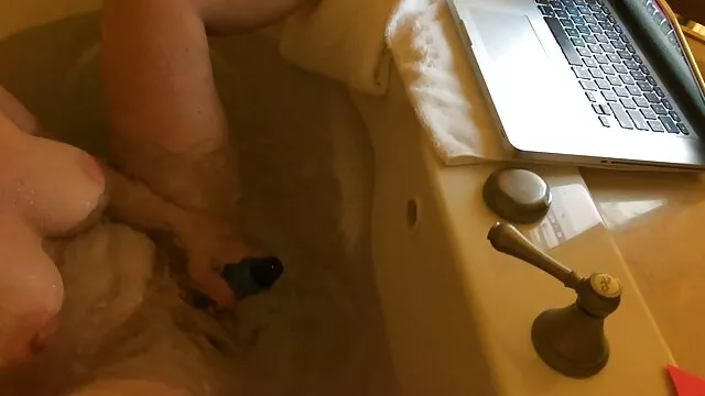 El mensajero de la entrega de sushi tiró a la anfitriona sobre la cama y, quitándole las bragas, le hundió la vara en videos xxx de maduras con sus hijos el culo.