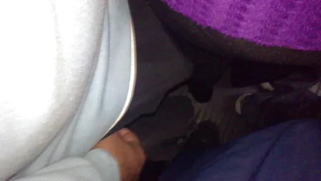 Agarrado debajo de un árbol con una blusa levantada y sin bragas, y su toro sobresale por videos de incestos con maduras el culo