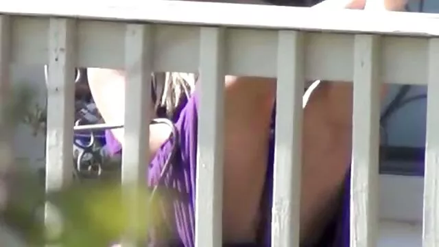 Un ganadero golpea a un joven granjero con un pañuelo en la cabeza en el heno de madres divorciadas follando un granero, y un segundo los espía
