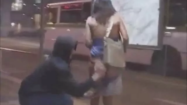 Hermano masturbándose llamó a su hermana para que se arrastrara con maduras con los amigos de sus hijos un clítoris suave sobre una polla hinchada