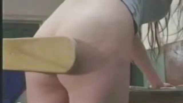 El madres cincuentonas follando coño peludo de la hermana mayor nunca ha visto una navaja pero sabe masturbarse