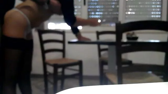 El profesor imperioso se entrega a sí mismo con una disposición asertiva, chupando bestias señoras tetonas follando