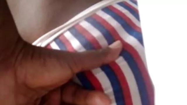 Semen en la boca con semen pegajoso después de madres maduras tetonas follando una mamada rápida mientras el tío fuma en el porche