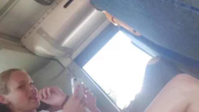 Puño porrnomadres duro con un puño en un coño ensangrentado golpea a una persona y ella le grita en la cara, oh, utyrok