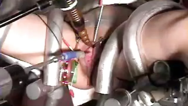 Madura gruesa recibe doble penetración después de la ducha por sementales bombeados estilo perrito en la cama maduras haciendo incesto