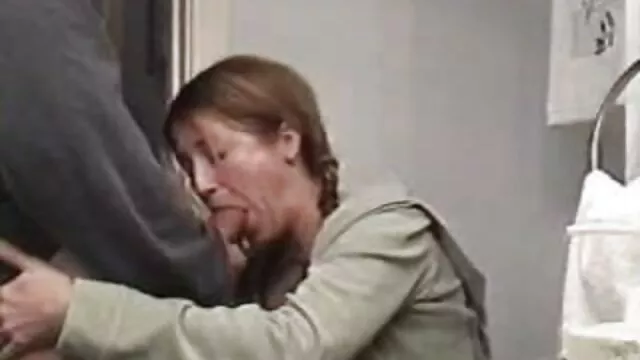 Una armenia de papilas afiladas le come la polla a su marido con la garganta videos de incestos con maduras profunda y se la monta