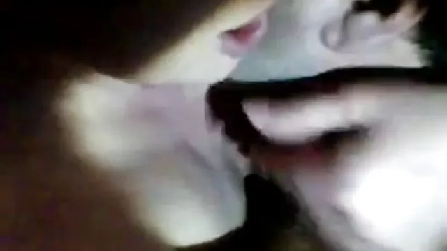 Polla pequeña se folla a una higuera coreana con los ojos cerrados y la señora follando con su hijo boca abierta