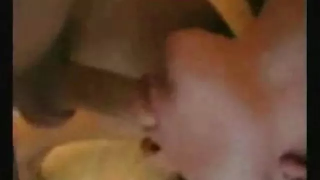 En una fiesta de pijamas, una novia le soltó el culo y la segunda le metió un pene de videos de maduras incesto goma rosa en el ano