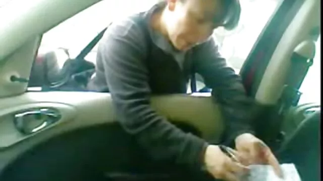 Un aldeano vino a buscar alcohol ilegal y vio a la anfitriona besándose apasionadamente con un vecino y follando a ambos en videos mamas maduras la cabaña.