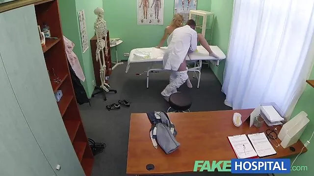 Alimenta a su mujer embarazada, pellizcando la parte delantera viscosa con los dedos y en señoras follando con su hijo una posición inconveniente.