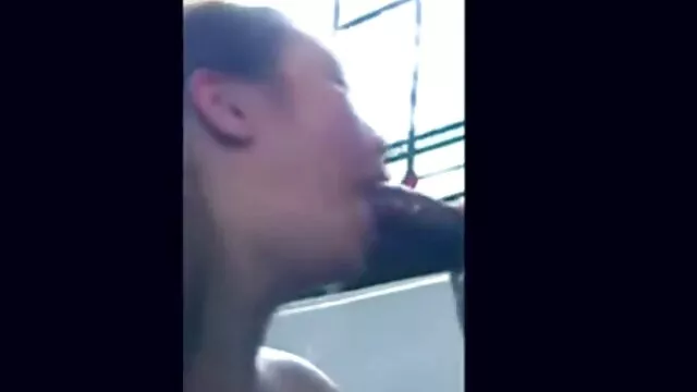 Dos estudiantes encantan la boca de videos mamas maduras un joven maestro, limpiando sus pertenencias personales de su bragueta