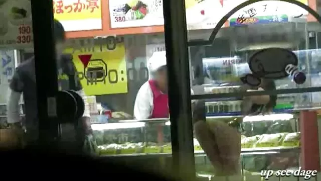 Desempleado borracho con una bata raída espía a mamas follando con jovencitos su hijastra en la ducha