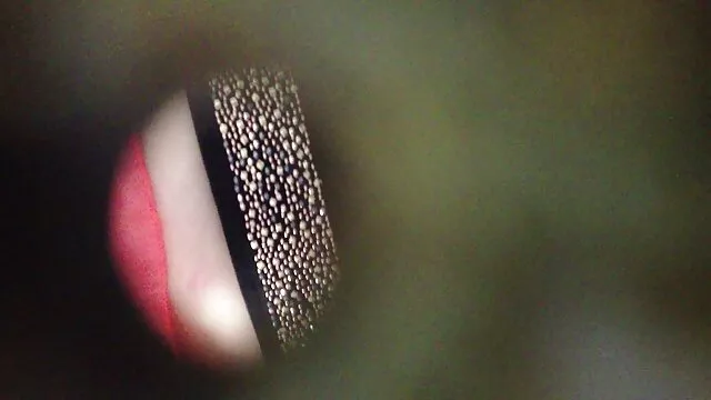 Tomando fotografías de la puta con el tetona follando con su hijo sostén bajado mientras desempaqueta el condón