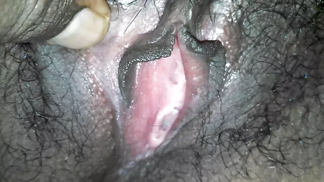 El jardinero metió una basura en el coño de la esposa del dueño mientras ella preparaba café en la cocina, inclinada junto a la videos de maduras incesto estufa.