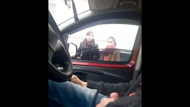 El tipo se durmió en el sofá frente a la tele y luego apareció una madrastra cariñosa. videos xxx maduras incesto