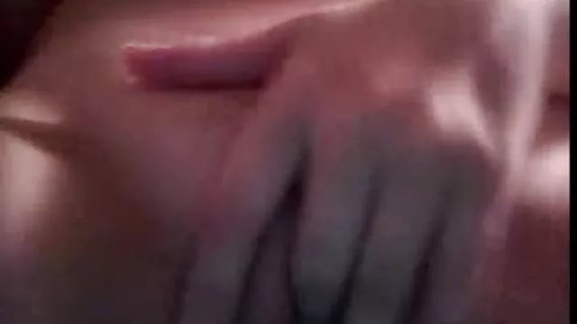 Fuma nerviosamente y mira con desconfianza maduras suegras follando mientras mueve a un miembro con la boca.
