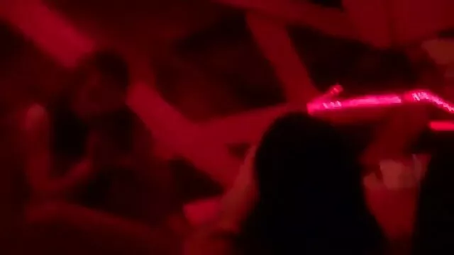 Un bebé videos xxx maduras incesto delicado con dos coletas intenta meter un pene de goma grueso en un coño rosado