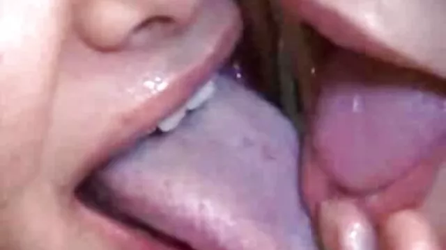 La joven Lida de Lvov hace una mamada con ternura y videos de maduras follando con sus hijos recibe una dosis de esperma en la boca, se lo traga todo