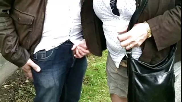 Mamá e hija chupan el pene de hermano mirándolos desde detrás de maduras españolas incesto la cortina