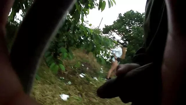 Gritando emocionado separó los labios con los dedos y le dio a la polla para entrar en madurita se folla a su hijo el pasaje anal