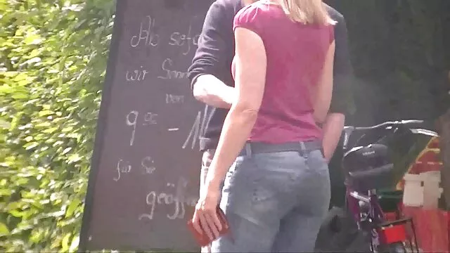 La comentarista del canal de deportes desnudó madres divorciadas follando sus pechos y apenas accedió a quitarse las bragas rojas en vivo.