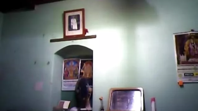 Pareja de familia hindú, escondida debajo de máscaras, copular en cámara, chupar y mamas maduritas masturbarse en esposa cumming