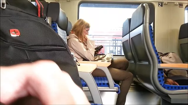 La chica mea de un poderoso orgasmo, adelantándola con un consolador follando suegras maduras en la basura masticando coño