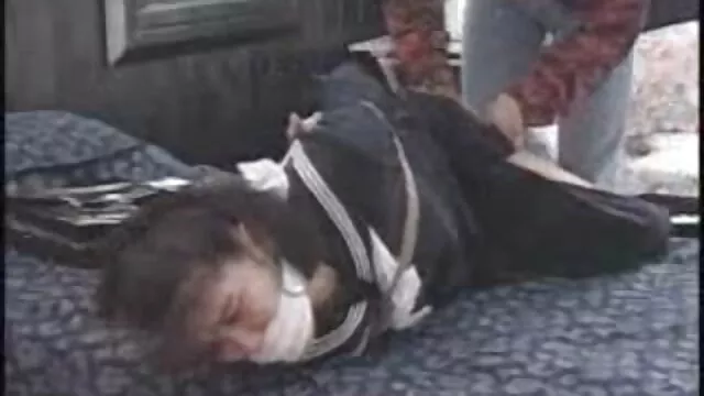 Una joven ama de casa chupó un cargador de culo madres españolas follando negro por entregar muebles a un apartamento