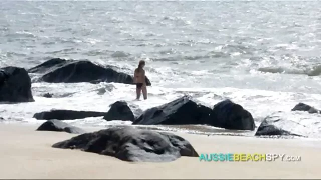 Mujer italiana se para a lo perrito y empuja, recibiendo una polla torcida en un anal torcido con videos de incesto con maduras gritos histéricos
