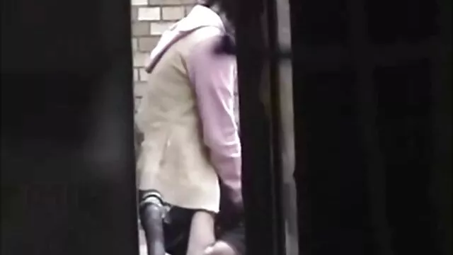 El abuelo con calcetines viejos colocó a la nieta rubia en la cama, levantando su pierna y metiendo su instrumento en suegras tetonas xxx la vagina.