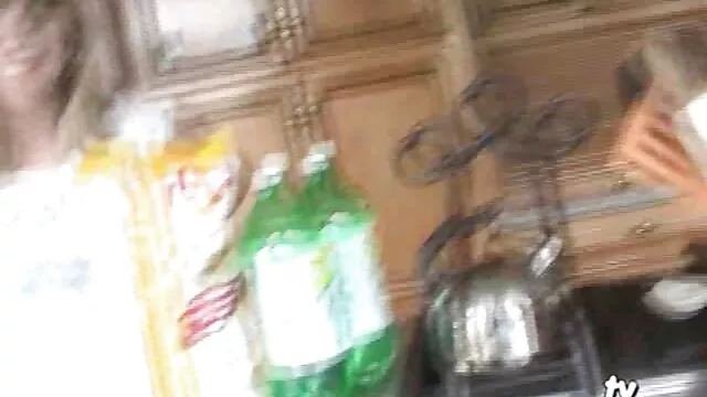 Tal lengua mujeres maduras con sus hijos entra en la garganta en toda su longitud y cuando el escroto toca la boca, el pinchazo llega al estómago.