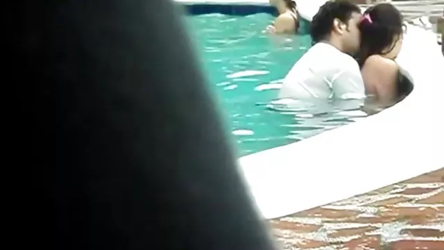 Cuando el extremo grueso penetró en el culo trató de salir arrastrándose por debajo de él, el tipo le agarró el pelo y suegras tetonas follando la espalda