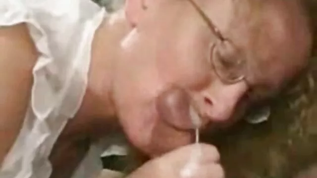 Mujer cachonda con suegras tetonas follando grandes tetas se masturba sobre un chico dormido, tocándole la polla