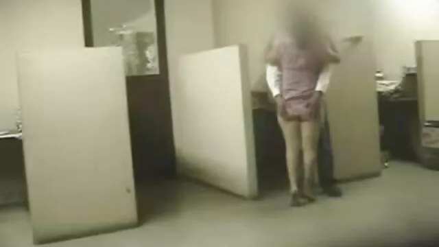 Abuela alemana estilo perrito en el sofá sosteniendo tetas flacas señoras maduras folladas en tatuajes con sus manos