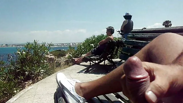 Gimiendo y gimiendo, la abuela se acercó a su nieto para pedirle que le videos de mamas maduras xxx masajeara la ciática.