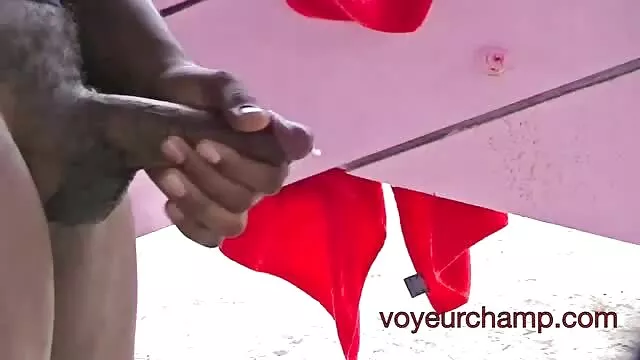 Una mujer con dos hijas llevó al joven de un vecino a la casa y se madura se folla al novio de su hija lo tiró a tres de ellas hasta la semilla en el vientre.
