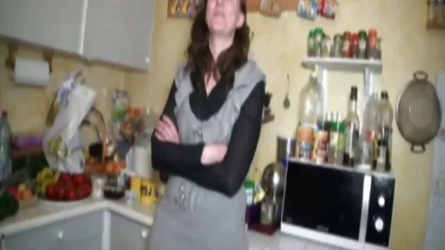 Katyusha gime después de una succión en las rodillas cuando un consolador de plástico comenzó a videos xxx maduras incesto meterle en el culo