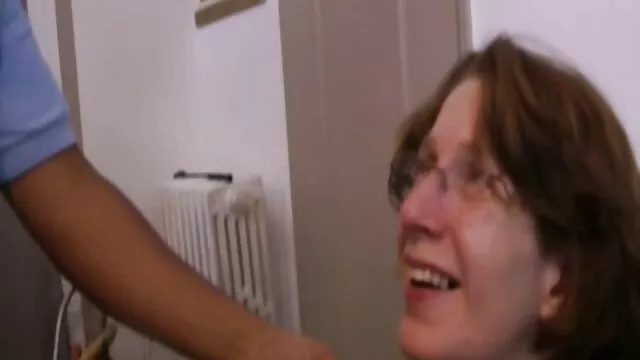 Los suegras maduras calientes cabrones empezaron a follar en el tranvía delante de la gente que conducía hasta su parada