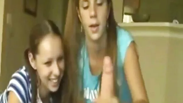 Mientras la hija está en el trabajo, la madre arrastra al madres tetonas follando con sus hijos joven yerno por el pene en su cama y le acaricia la entrepierna con la mano.